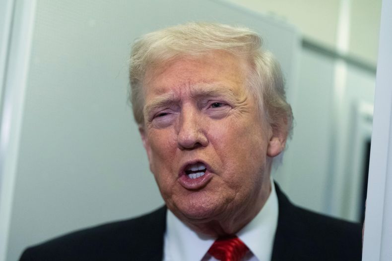 El presidente Donald Trump habla con reporteros a bordo del Air Force One en si viaje de regreso a la Casa Blanca tras pasar el fin de semana en su residencia de Mar-a-Lago en Palm Beach, Florida, el domingo 2 de noviembre de 2025. (AP Foto/Manuel Balce Ceneta)