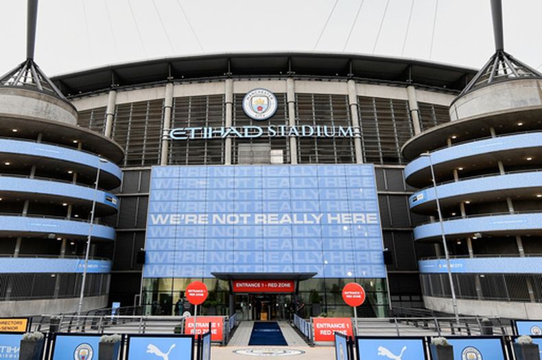 ARCHIVO - Vista exterior del estadio Etihad, casa del Manchester City, previo al partido de la Liga Premier entre Manchester City y Arsenal, el miércoles 17 de junio de 2020, en Manchester, Inglaterra. (Peter Powell/Pool via AP, Archivo)