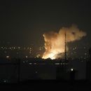 Una columna de humo después de una explosión en Teherán, Irán, el viernes 13 de junio de 2025. (AP Foto/Vahid Salemi)