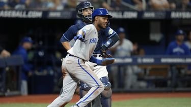 El venezolano Maikel García, de los reales de Kansas City, anota frente al receptor dominicano Francisco García, de los Rays de Tampa Bei, gracias a un sencillo de MJ Melendez en la novena entrada del partido en St. Petersburg, Florida, el jueves 22 de junio de 2023. (AP Foto/Chris OMeara)