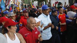 ARCHIVO - El presidente venezolano, Nicolás Maduro, en el centro, acompañado del legislador Diosdado Cabello, segundo por la izquierda, y de la primera dama Cilia Flores en una marcha por un acto oficialista en Caracas, Venezuela, el 17 de agosto de 2024. (AP Foto/Cristian Hernández, Archivo)
