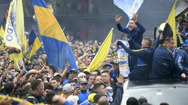 El vicepresidente de Boca Juniors Juan Román Riquelme saluda a los aficionados del club cerca del estadio La Bombonera en una manifestación en apoyo al exfutbolista, el domingo 3 de diciembre de 2023, en Buenos Aires. (AP Foto/Gustavo Garello)