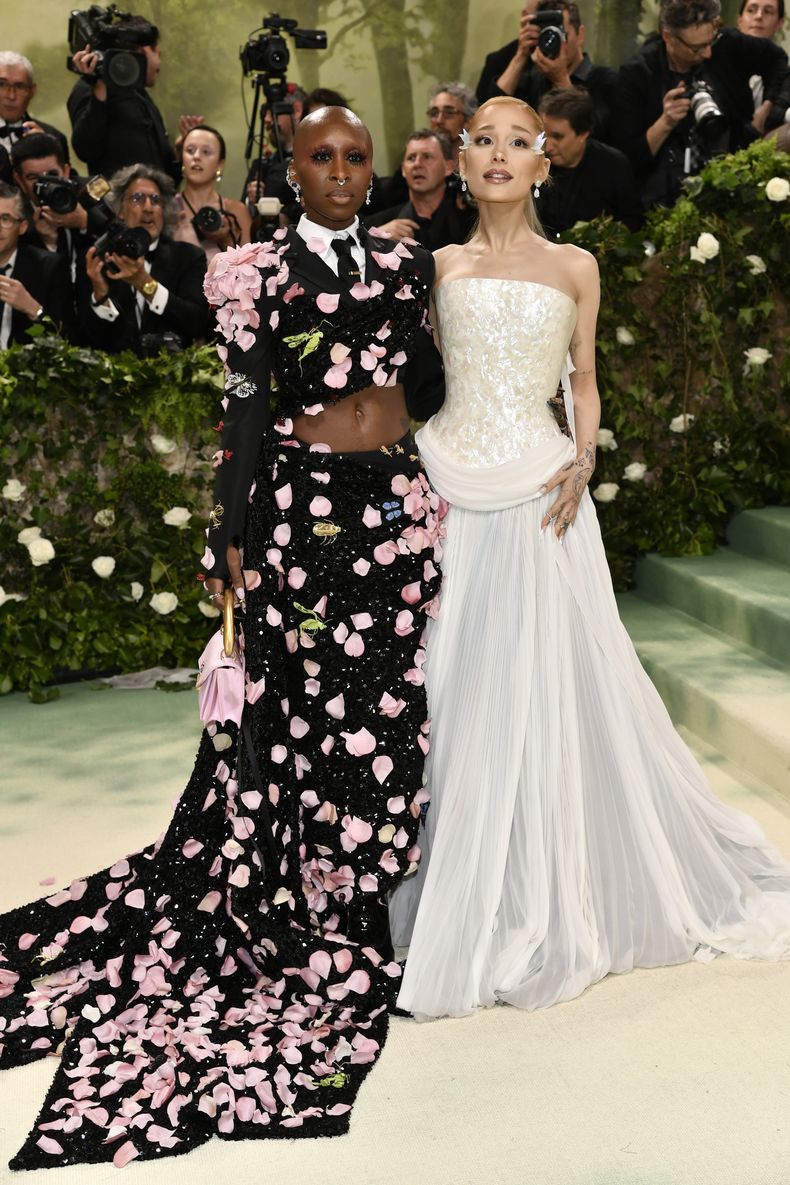 Cynthia Erivo, izquierda, y Ariana Grande llegan a la gala benéfica del Instituto del Vestido del Museo Metropolitano de Arte para celebrar la inauguración de la exposición Sleeping Beauties: Reawakening Fashion el lunes 6 de mayo de 2024, en Nueva York. (Foto Evan Agostini/Invision/AP)