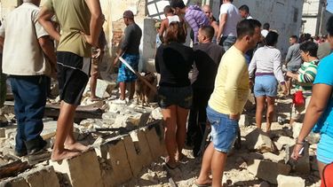 americateve | El derrumbe de una vieja carpintería estatal cobró tres vidas y dejó varios heridos. Dos ancianos detenidos por culpar a las autoridades de lo sucedido.