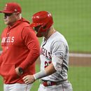 Mike Trout (27), de los Angelinos de Los Ángeles, camina al lado del manager Phil Nevin mientras abandona el partido contra de los Padres de San Diego, el lunes 3 de julio de 2023, en San Diego. (AP Foto/Denis Poroy)