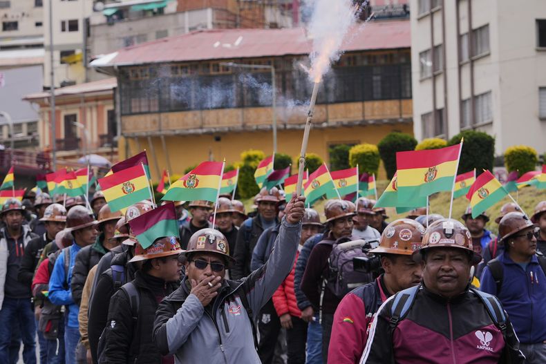 Mineros estatales marchan contra la extración ilegal, denunciando que buscadores independientes invaden sus áreas de trabajo, en La Paz, Bolivia, el jueves 18 de septiembre de 2025. (Foto AP/Juan Karita)