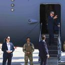 El secretario de Estado de Estados Unidos, Antony Blinken, saluda antes de viajar a Egipto, en Tel Aviv, Israel, el 20 de agosto de 2024. (Kevin Mohatt//Pool Foto vía AP)