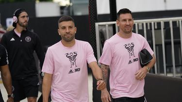 ARCHIVO - Jordi Alba (izquierda) y Lionel Messi previo al partido contra Toronto FC en la MLS, el miércoles 20 de septiembre de 2023, en Fort Lauderdale, Florida. (AP Foto/Wilfredo Lee)
