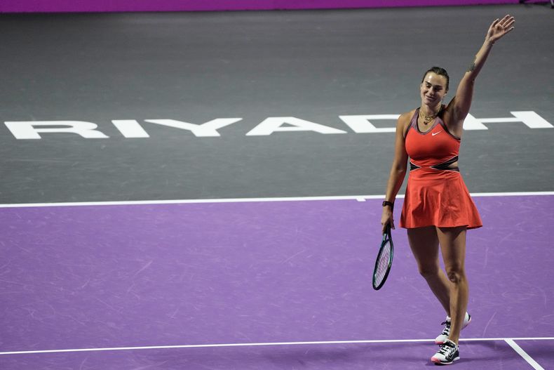 La bielorusa Aryna Sabalenka celebra tras vencer a la estaounidense Coco Gauff en las Finales de la WTA en Riad, Arabia Saudí el jueves 6 de noviembre del 2025. (AP Foto/Fatima Shbair)