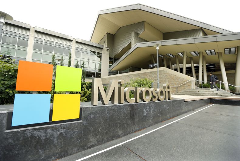 Foto del 3 de julio de 2014 de la entrada al Centro de Visitantes de Microsoft en Redmond, Washington. Microsoft eliminar&aacute; 18.000 empleos en el curso del a&ntilde;o pr&oacute;ximo a medida que integra la empresa de artefactos de Nokia que compr&oac