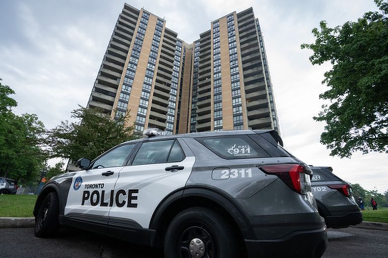 La policía cerca del lugar donde un agente fue abatido en Toronto, el 11 de junio del 2026. (Arlyn McAdorey/The Canadian Press via AP)