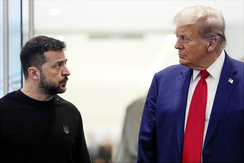 ARCHIVO - El expresidente Donald Trump se reúne con el presidente de Ucrania, Volodymyr Zelenskyy, en la Torre Trump, el viernes 27 de septiembre de 2024, en Nueva York. (AP foto/Julia Demaree Nikhinson, archivo)