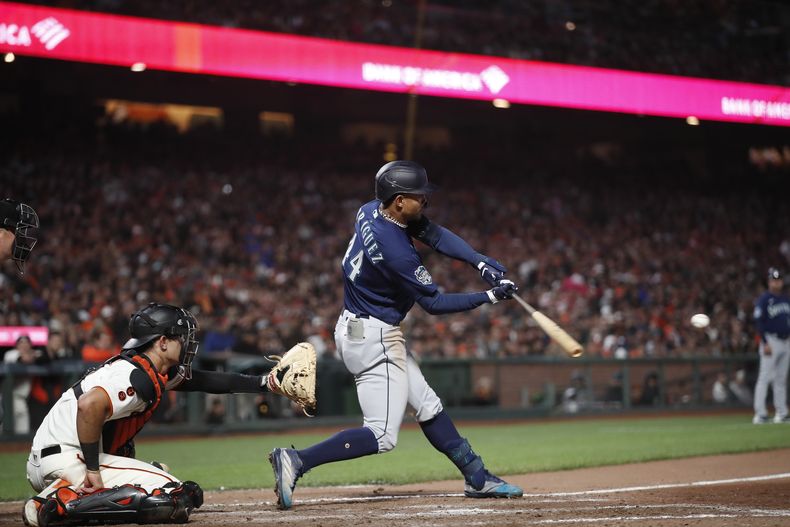 En foto del 3 de julio del 2023, el dominicano Julio Rodriguez de los Marineros de Seattle batea un remolcador doble frente al cátcher de los Gigantes de San Francisco Blake Sabol. El martes 4 de julio del 2023, Rodríguez es incluido en el Juego de Estrellas como reemplazo. (AP Foto/Josie Lepe)