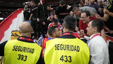 Koke del Atlético de Madrid pide calma a los aficionados durante el partido contra el Real Madrid en la Liga española, el domingo 29 de septiembre de 2024, en Madrid. (AP Foto/Bernat Armangue)