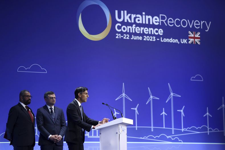 El primer ministro británico, Rishi Sunak (derecha), pronuncia un discurso en la inauguración de la Conferencia de Recuperación de Ucrania en Londres, el miércoles 21 de junio de 2023. Aparecen también el secretario de Relaciones Exteriores de Gran Bretaña, James Cleverly (izquierda) y el ministro de Relaciones Exteriores de Ucrania, Dmytro Kuleba (centro) (Henry Nicholls/Foto de Pool vía AP)