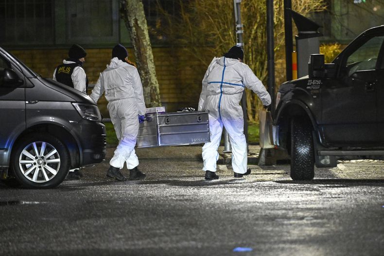 Personal de emergencias trabaja en el lugar del tiroteo en la escuela Campus Risbergska, en Örebro, unos 200 kilómetros (125 millas) al oeste de Estocolmo, Suecia, el martes 4 de febrero de 2025. (Pontus Lundahl/TT News Agency via AP)