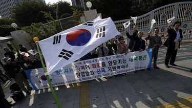 americateve | Miembros de un grupo c&iacute;vico surcoreano ondean la bandera de su pa&iacute;s mientras apoyan el env&iacute;o de globos a Norcorea con propaganda contra Pyongyang ante el complejo gubernamental de Se&uacute;l, en Corea del Sur, el 15 de octubre de 201