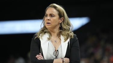 ARCHIVO - Becky Hammon, entrenadora de las Aces de Las Vegas, observa un partido ante las Wings de Dallas, el 5 de junio de 2022 (AP Foto/John Loche, Filer)