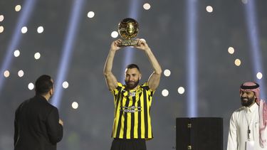 Karim Benzema, del Al-Ittihad de Arabia Saudí, sostiene su trofeo del Balón de Oro 2022, durante su presentación en el King Abdullah Sports City Stadium, en Yeda, Arabia Saudí, el martes 8 de junio de 2023. (AP Foto)