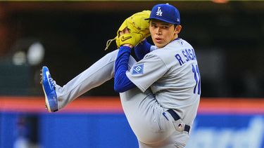 Roki Sasaki, de los Dodgers de Los Ángeles, lanza en el juego ante los Mets de Nueva York, el viernes 24 de julio de 2026 (AP Foto/Frank Franklin II)
