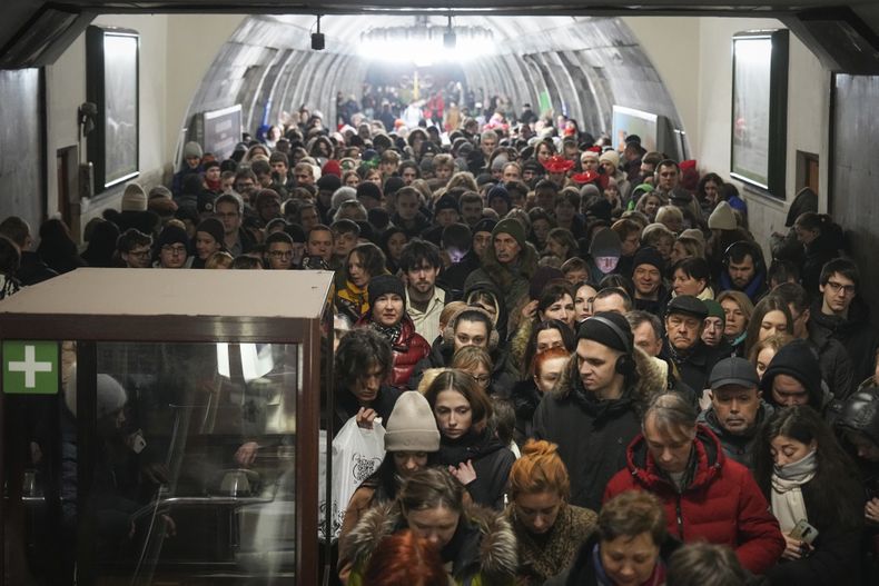 Varias personas se refugian en una estación de metro durante una alarma antiaérea en Kiev, Ucrania, el viernes 20 de diciembre de 2024. (Foto AP/Efrem Lukatsky)