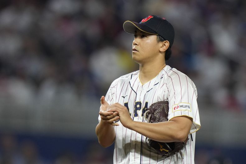 ARCHIVO - El pitcher japonés Shota Imanaga se prepara para laborar en la final del Clásico Mundial de béisbol ante Estados Unidos, el 21 de marzo de 2023, en Miami (AP Foto/Wilfredo Lee, archivo)
