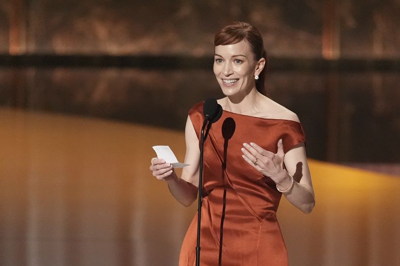 Britt Lower acepta el premio a la mejor actriz principal en una serie dramática por Severance durante la 77a edición de los Premios Emmy el domingo 14 de septiembre de 2025 en el Teatro Peacock de Los Ángeles. (Foto AP/Chris Pizzello)