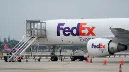 ARCHIVO - Un avión de mercancías de FedEx se ve en el asfalto en el Aeropuerto Fort Lauderdale-Hollywood, el martes 20 de abril de 2021, en Fort Lauderdale, Floida. (AP Foto/Wilfredo Lee, Archivo)