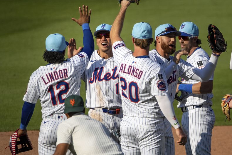 Jugadores de los Mets de Nueva York celebran después de derrotar a los Yankees de Nueva York en el primero de la Serie del Metro en el béisbol de Grandes Ligas, el viernes 4 de julio de 2025, en Nueva York. (AP Foto/Angelina Katsanis)
