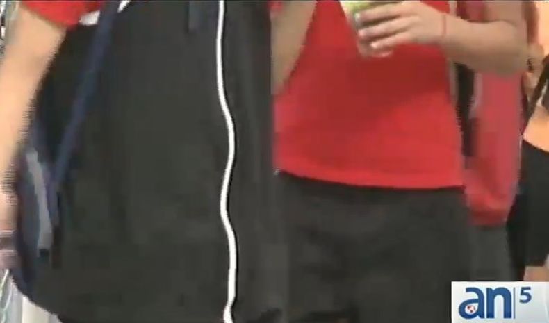 Una jueza dictaminó que los cuatro estudiantes que llevaron armas de fuego a la escuela intermedia de Miami deberán permanecer bajo arresto domiciliario.