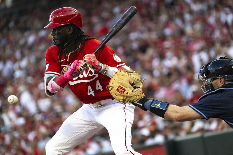 El dominicano de los Rojos de Cincinnati Elly De La Cruz batea en la tercera entrada ante los Rays de Tampa Bay el sábado 26 de julio del 2025. (AP Foto/Michael Swensen)