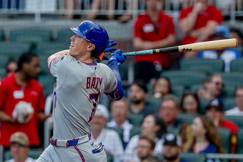 Brett Baty, de los Mets de Nueva York, sigue el vuelo de la pelota de su grand slam contra los Bravos de Atlanta durante la primera entrada del juego de béisbol de Grandes Ligas, el lunes 10 de agosto de 2026, en Atlanta. (AP Foto/Erik S. Lesser)