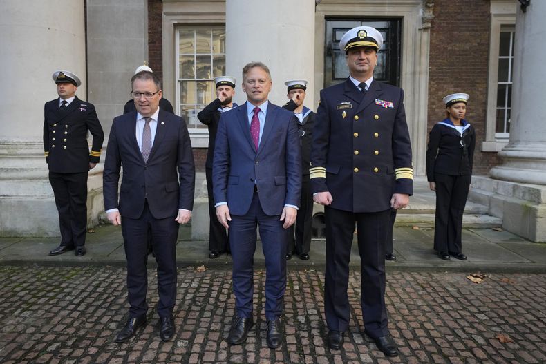 El secretario de Defensa británico Grant Shapps, centro, posa junto con el vicealmirante ucraniano Oleksii Neizhpapa, derecha, y el ministro de Defensa noruego Bjorn Arild Gram en Londres, el lunes 11 de diciembre de 2023. (AP Foto/Kirsty Wigglesworth)