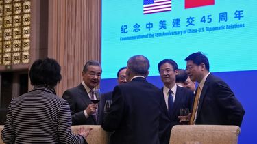 El ministro de Asuntos Exteriores de China, Wang Yi (segundo desde la izquierda), brinda con invitados tras un evento en Beijing, el viernes 5 de enero de 2024. (AP Foto/Andy Wong, Pool)