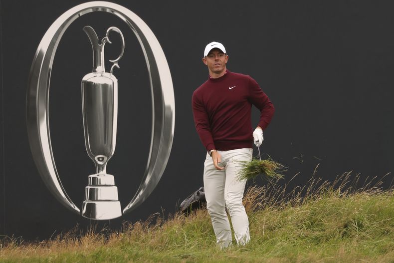Rory McIlroy el green del 18vo hoyo durante una práctica previo al Abierto Británico, el martes 18 de julio de 2023, en Hoylake, Inglaterra. (AP Foto/Peter Morrison)