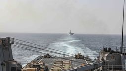 En esta imagen proporcionada por la Armada de Estados Unidos, los buques de asalto anfibio USS Carter Hall y USS Bataan navegan el 9 de agosto de 2023 por el estrecho de Bab el Mandeb. (Especialista de 2da Clase en comunicación de masas Moises Sandoval/Armada de EEUU vía AP)