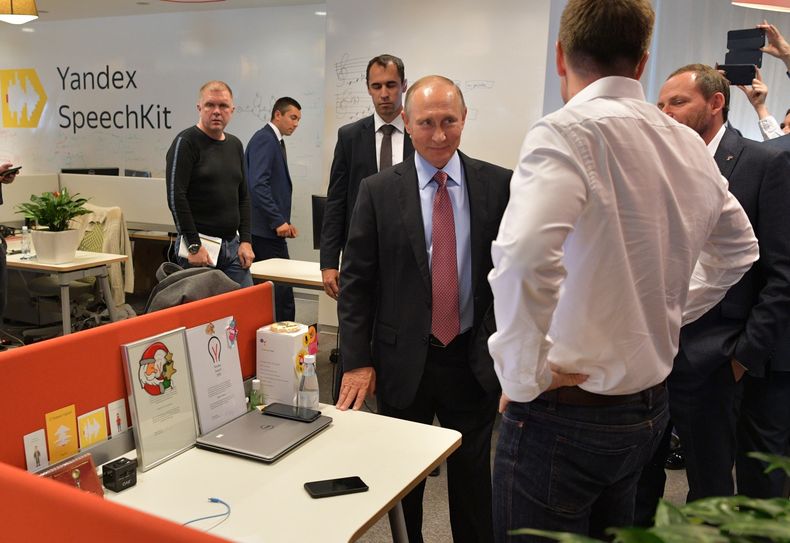 El presidente ruso Vladimir Putin (cent) en la sede de la compañía Yandex en Moscú el 21 de septiembre de 2017. (Alexei Druzhinin, Sputnik, Kremlin Pool Photo via AP)
