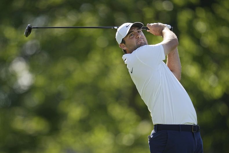 Scottie Scheffler observa su tiro en el hoyo 18 en la segunda ronda del torneo Memorial en Dublin, Ohio el viernes 7 de junio del 2024. (AP Foto/Sue Ogrocki)
