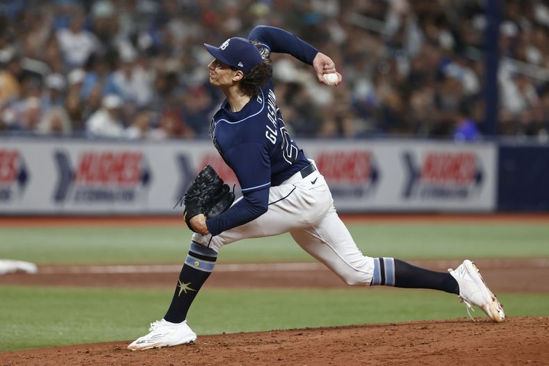 Tyler Glasnow, abridor de los Rays de Tampa Bay, hace un lanzamiento en el juego del sábado 26 de agosto de 2023 ante los Yanquis de Nueva York (AP Foto/Scott Audette)