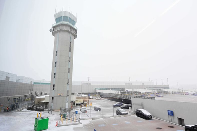 La torre de control en el aeropuerto de Love Field se ve en medio de una oleada de tiempo invernal que ha afectado al tráfico del aeropuerto normalmente muy transitado, el sábado 24 de enero de 2026 en Dallas. (AP Foto/Tony Gutierrez)