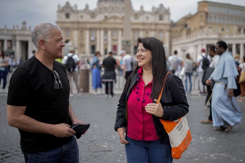Los periodistas peruanos Pedro Salinas y Paola Ugaz, que denunciaron los abusos del Sodalicio de Vida Cristiana en Perú, posan para una foto frente a la Plaza de San Pedro en el Vaticano, el jueves 17 de octubre de 2024. El papa Francisco anunció el lunes 21 de octubre de 2024 la expulsión de dos altos miembros de esa organización en Perú, elevando a 13 el número total de separados. (AP Foto/Alessandra Tarantino)