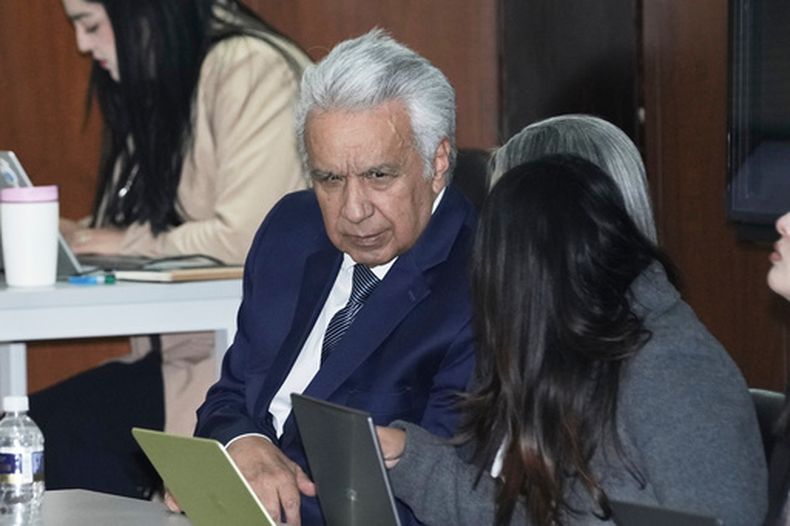 El expresidente ecuatoriano Lenín Moreno —acusado de aceptar sobornos de la empresa china Sinohydro en relación con la construcción de una de las centrales hidroeléctricas del país—, asiste a una audiencia en la Corte Nacional de Justicia en Quito, Ecuador, el viernes 28 de agosto de 2026. (AP Foto/Dolores Ochoa)