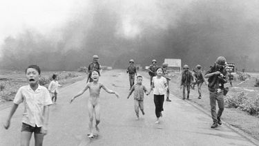 ARCHIVO - Las fuerzas de Vietnam del Sur siguen a niños aterrorizados, incluida Kim Phuc, de 9 años, en el centro, mientras corren por la Ruta 1 cerca de Trang Bang después de un ataque aéreo con napalm contra presuntos escondites del Viet Cong, el 8 de junio de 1972. (Foto AP/Nick Ut, archivo)
