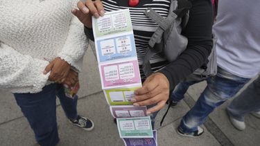 Una seguidora de Lenia Batres, candidata a ministra de la Suprema Corte en las elecciones judiciales de México, muestra un folleto explicativo sobre la votación, en un acto de cierre de campaña en Ciudad de México, el miércoles 28 de mayo de 2025. (AP Foto/Fernando Llano)
