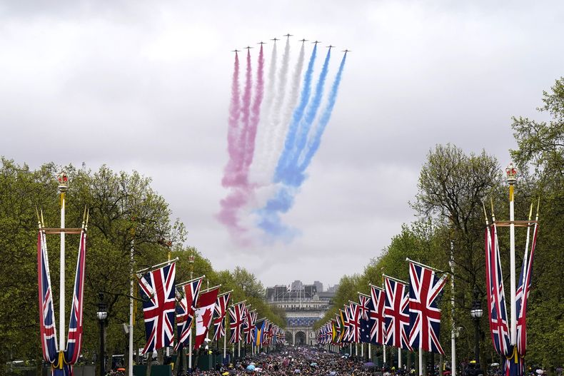 Una vista de las Flechas Rojas, el equipo acrobático de la Fuerza Aérea Real, tras la ceremonia de coronación del rey Carlos III en Londres, el sábado 6 de mayo de 2023. (Niall Carson/PA via AP)