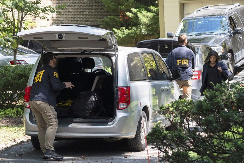 Agentes del FBI salen de la residencia del exasesor de seguridad nacional, John Bolton, después de registrar la vivienda, el viernes 22 de agosto de 2025, en Bethesda, Maryland. (AP Foto/Manuel Balce Ceneta)