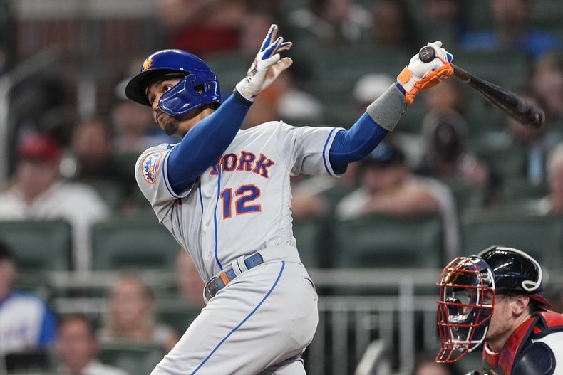 El puertorriqueño de los Mets de Nueva York Francisco Lindor observa su jonrón de tres carreras en la sexta entrada del encuentro ante los Bravos de Atlanta el lunes 21 de agosto del 2023. (AP Foto/John Bazemore)