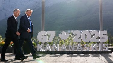El primer ministro canadiense Mark Carney camina junto al presidente estadounidense Donald Trump tras una foto de grupo en la cumbre del G7, el lunes 16 de junio de 2025, en Kananaskis, Canadá. (AP Foto/Mark Schiefelbein)