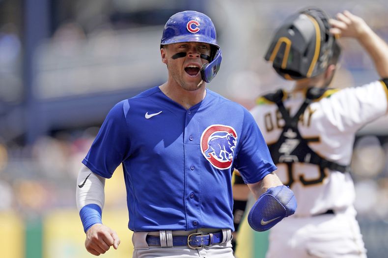 Nico Hoerner, de los Cachorros de Chicago, reacciona después de anotar con un sencillo de Cody Bellinger en contra de los Piratas de Pittsburgh en la primera entrada en el juego de béisbol en Pittsburgh, el domingo 27 de agosto de 2023. (AP Foto/Matt Freed)