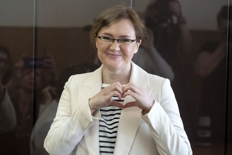Lilia Chanysheva hace el gesto de un corazón durante una visita en el tribunal de distrito de Kirovskiy, en Ufa, Rusia, el 14 de junio de 2023. (AP Foto)